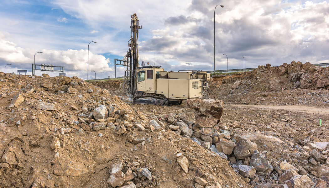 machine sur terrain caillouteux 
