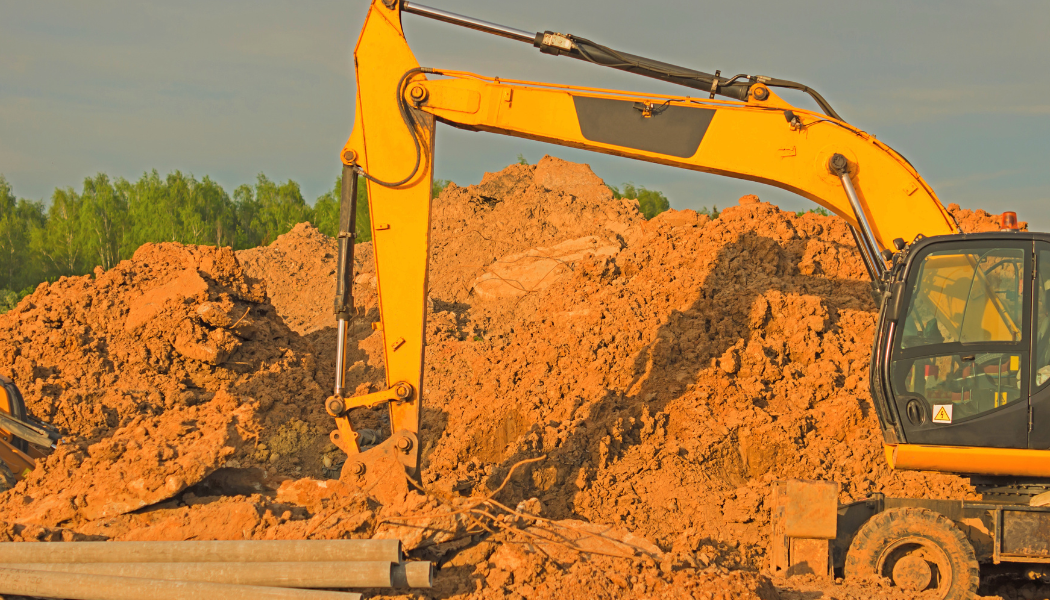 engin de chantier sur un chantier avec terre 