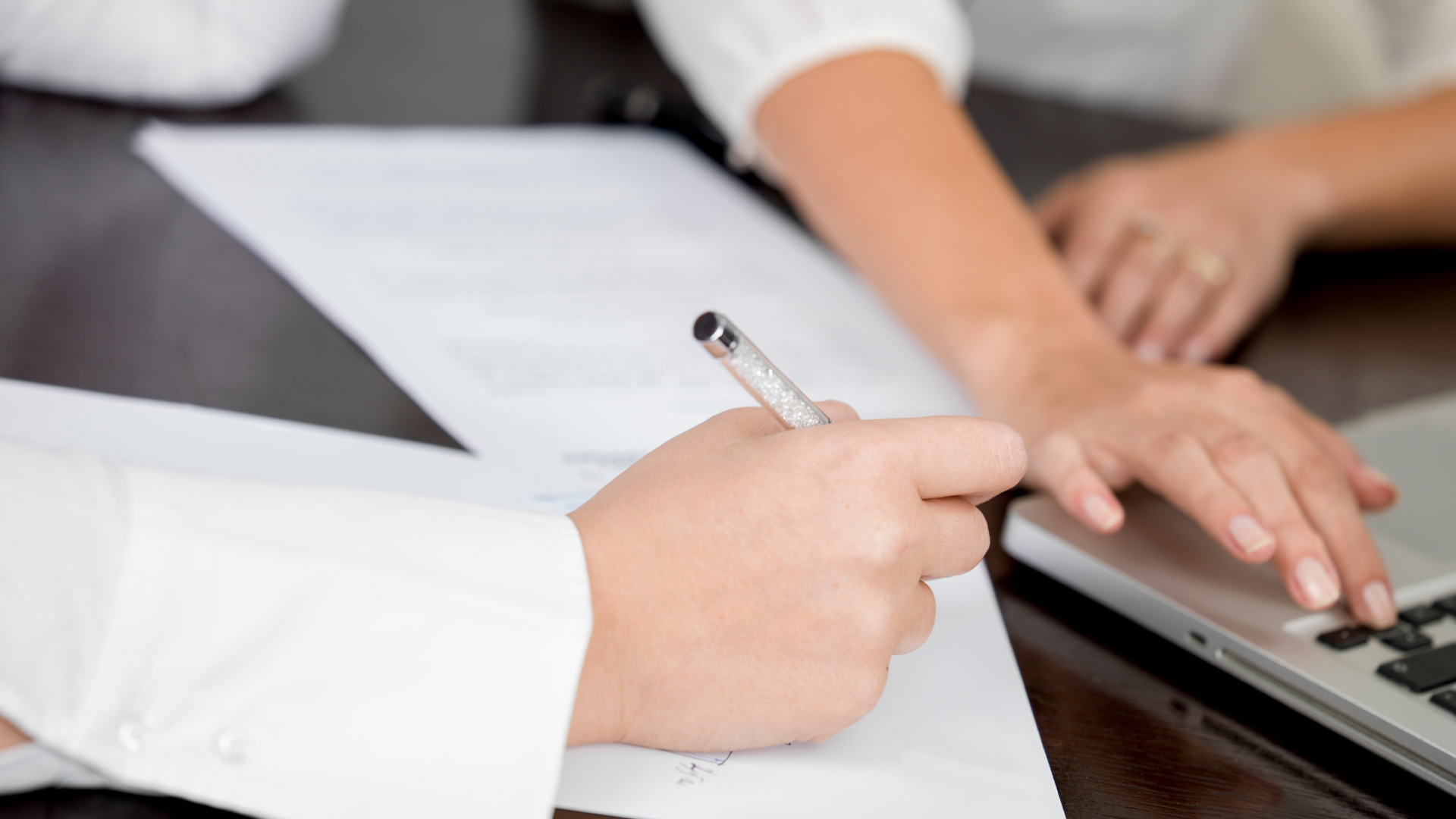personne qui rempli un document
